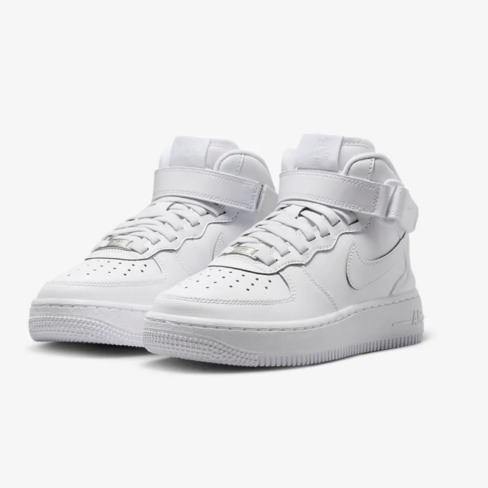 Women’s size 7 Nike Air Force 1 Mid EasyOn